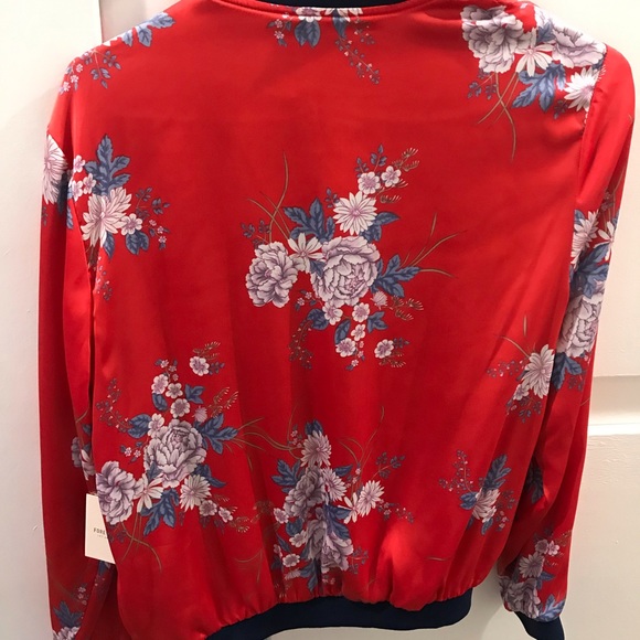 Silky like, red floral jacket. Bnwt - Picture 3 of 3